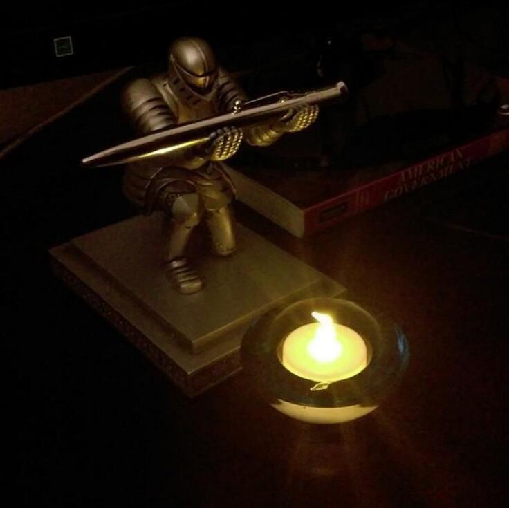 Desktop Executive Officer Knight Pen Seat Armor Hero Statue Pen Stand Holder Personality Office Decoration
